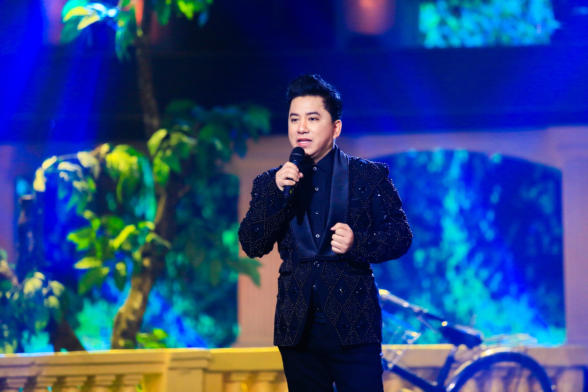 Ca sĩ Quang Toàn trên sân khấu.