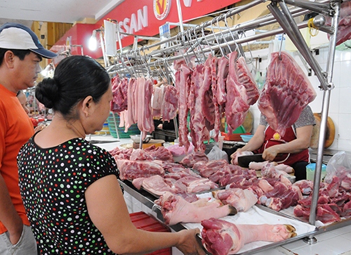 Giá thịt heo bán lẻ khu vực miền Bắc giảm, miền Nam giữ ở mức cao.