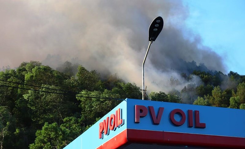   Khói, lửa cháy rừng sát gần với trạm xăng dầu bên quốc lộ 1A.   