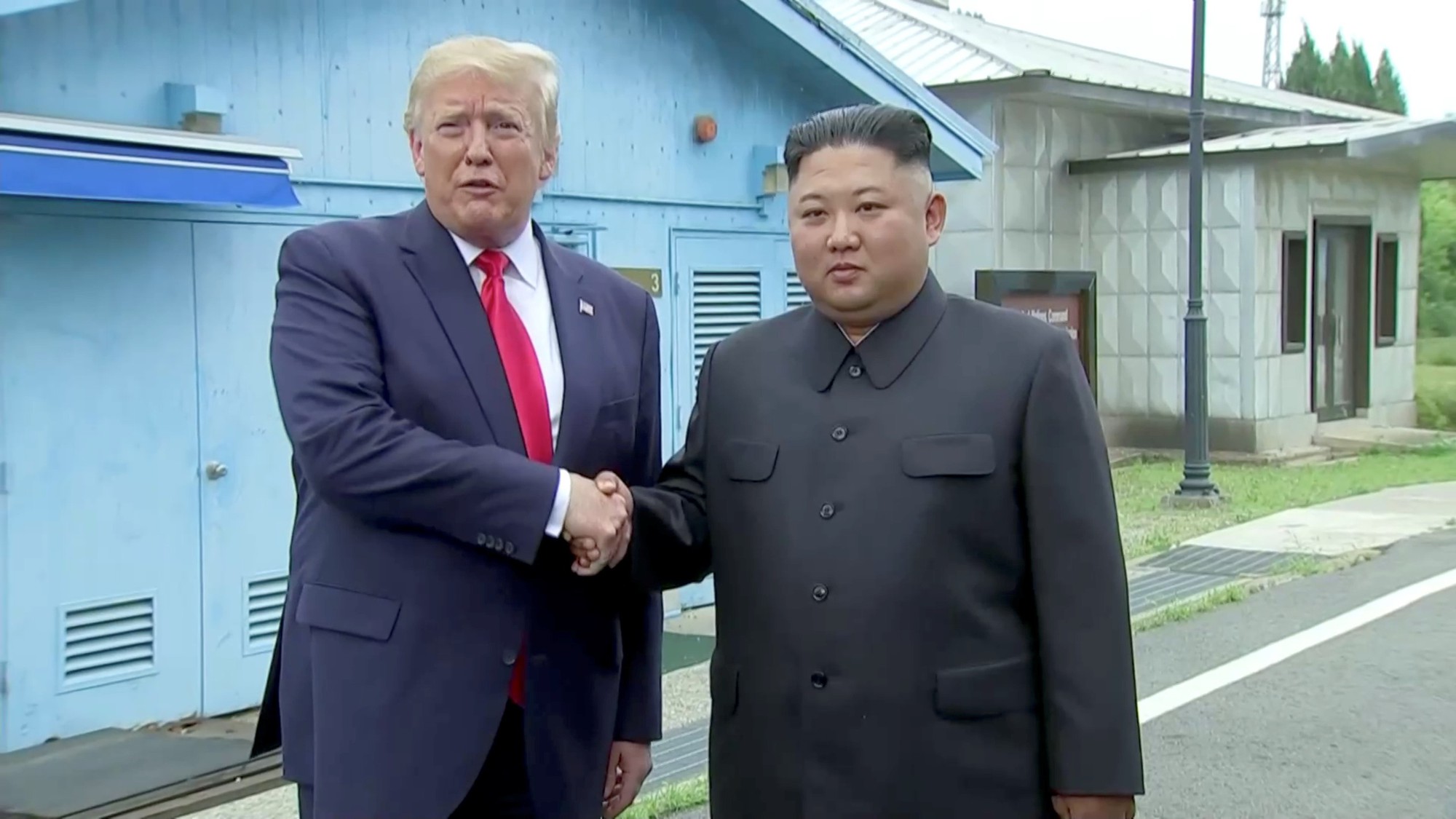 Hai nhà lãnh đạo Mỹ và Triều Tiên bắt tay nhau ở khu vực DMZ vào trưa 30/6 - Ảnh: Reuters.