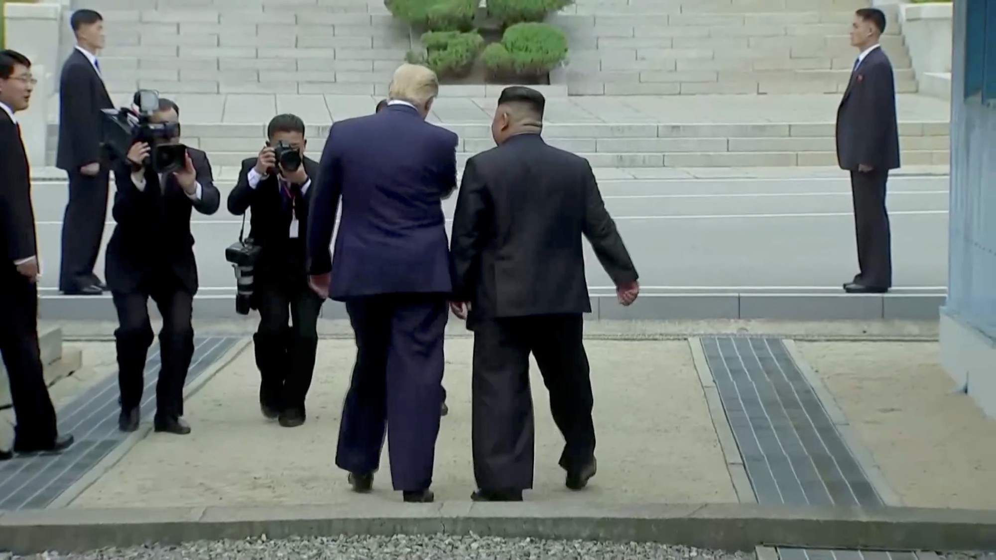 Ông Trump bước qua đường phân định biên giới, vào lãnh thổ Triều Tiên - Ảnh: Reuters.