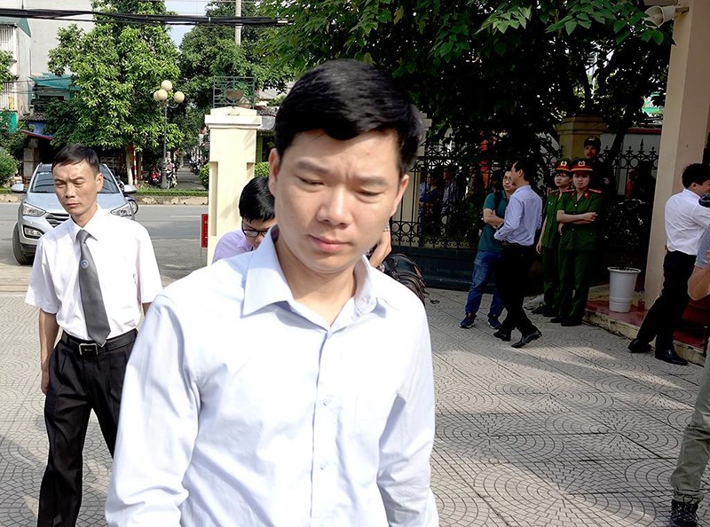 Hoàng Công Lương đến tòa nghe tuyên án vào sáng 19/6.