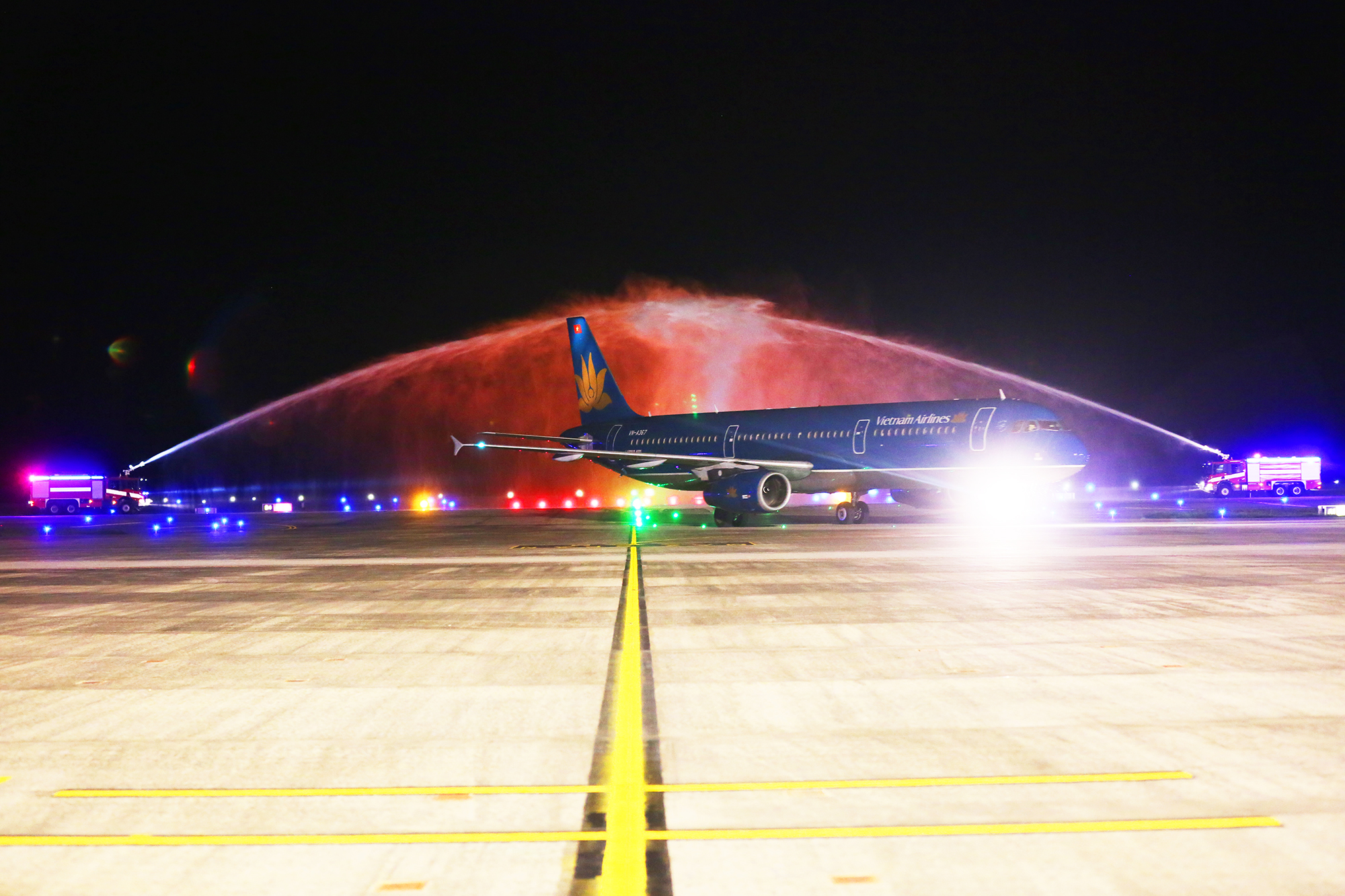 Cảng hàng không Quốc tế Vân Đồn phun vòi rồng đón chuyến bay đầu tiên từ Incheon