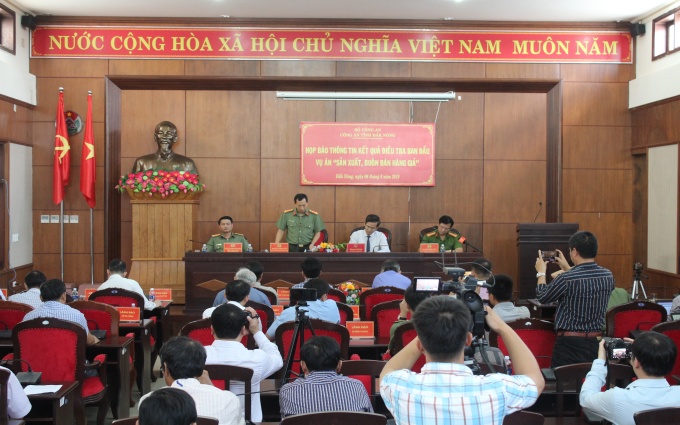   Công an tỉnh Đắk Nông họp báo thông tin kết quả bước đầu vụ án sản xuất, buôn bán xăng giả quy mô lớn - Ảnh: Báo Nhân Dân điện tử.  