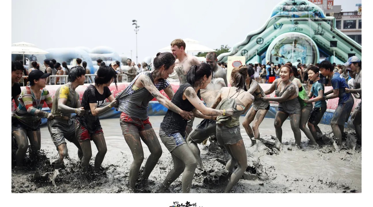   Tham gia vào một lễ hội có một không hai ở Hàn Quốc và tận hưởng nhiều hoạt động trong bùn!  