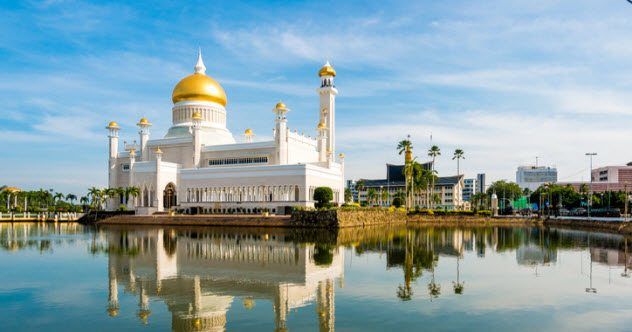   Quốc gia không nợ nước ngoài - Nợ nước ngoài của một quốc gia là tổng các khoản nợ của Chính phủ vay theo phương thức tự vay, tự trả theo quy định của luật pháp. Những thống kê gần đây cho thấy, nợ nước ngoài của Hoa Kỳ lên đến 17,91 nghìn tỉ USD. Trong khi đó, con số nợ của Vương quốc Anh cũng đã là 8,13 nghìn tỉ USD. Nhưng những con số to lớn ấy cũng sẽ không làm bạn ngạc nhiên bằng việc Brunei là quốc gia duy nhất “không nợ ai điều gì cả”. Thánh đường Hồi giáo Jame Assr Hassanil Bolikah Mosque ở Brunei là thánh đường lớn nhất Đông Nam Á - Ảnh: The Diplomat.  