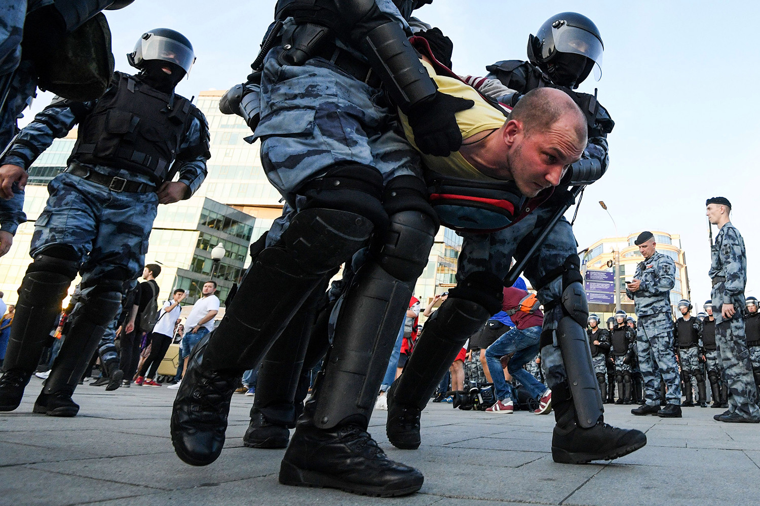   Các sĩ quan cảnh sát chống bạo động bắt giữ một người biểu tình trong một cuộc biểu tình trái phép yêu cầu các ứng cử viên độc lập và đối lập được phép ra tranh cử trong cuộc bầu cử địa phương vào tháng 9 tại Quảng trường Trubnaya của Moscow vào ngày 27/7.  