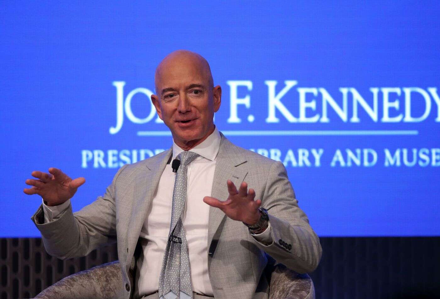 Tỷ phú Jeff Bezos: Tôi chi hàng tỷ USD vào vũ trụ vì chúng ta đang hủy hoại Trái Đất