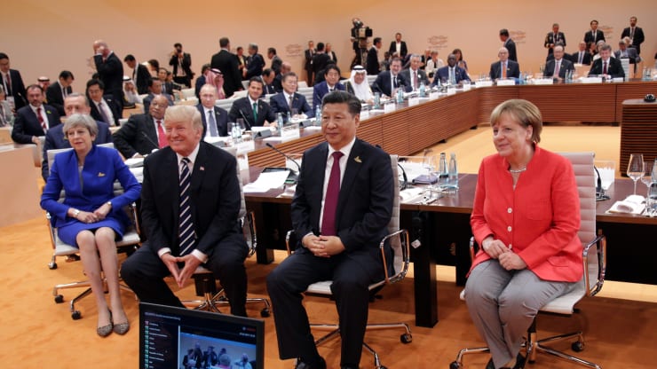 Thủ tướng Đức Angela Merkel, cựu Thủ tướng Anh Theresa May, Tổng thống Mỹ Donald Trump và Chủ tịch Trung Quốc Tập Cận Bình tại phiên họp đầu tiên của hội nghị G20 vào ngày 7/7/2017 tại Hamburg, Đức.