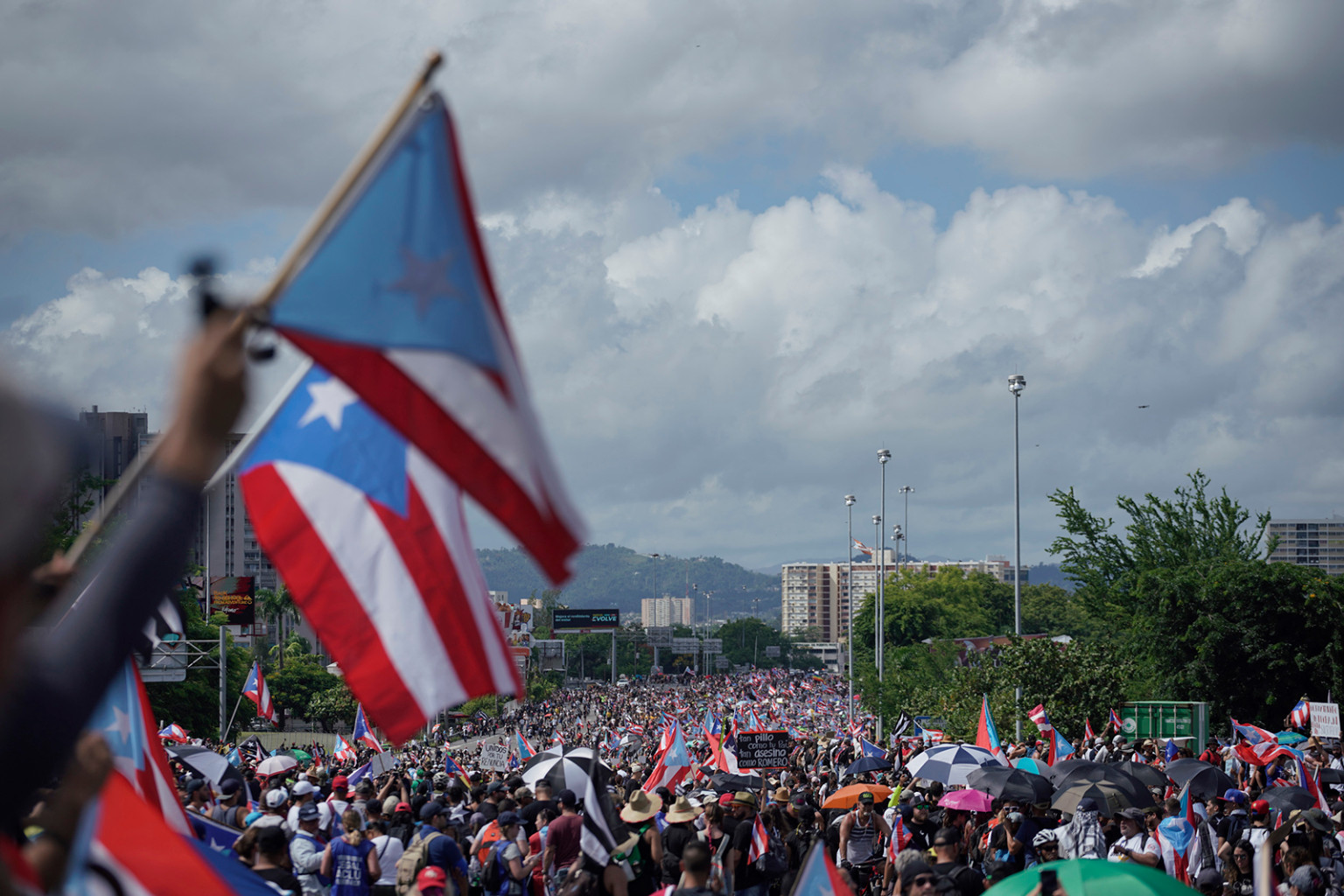 Mọi người đi đến đường cao tốc Las Américas ở San Juan, Puerto Rico, vào ngày 22 tháng 7, vào ngày thứ 9 của các cuộc biểu tình liên tục đòi từ chức của Thống đốc Ricardo Rosselló.