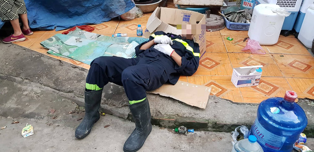   Một chiến sĩ cảnh sát PCCC ngủ thiếp đi trên vỉa hè sau một đêm dài chữa cháy.  