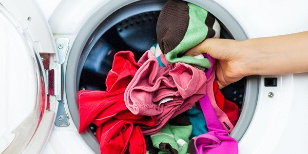 Sử dụng bột giặt chuyên dụng cho máy giặt là điều mà các chuyên gia khuyên dùng.
