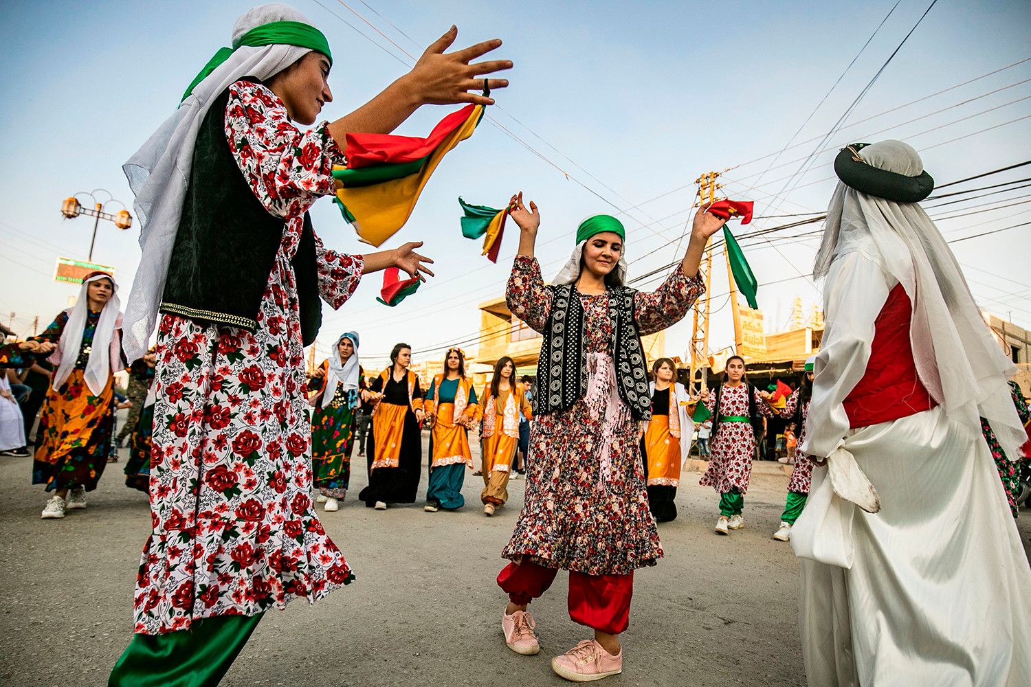 Người Kurd Syria trong trang phục truyền thống nhảy múa Dabke trong một lễ hội đường phố ở tỉnh Hasakah phía đông bắc Syria vào ngày 27/7.