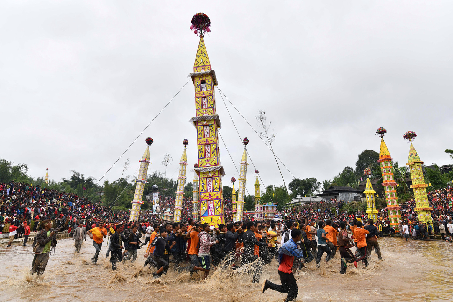 Bộ lạc mang theo nghi lễ truyền thống hoặc xe ngựa trong các sự kiện để đánh dấu lễ hội Behdienkhlam tại làng Tuber ở bang đông bắc Meghalaya, Ấn Độ, vào ngày 22 tháng 7.