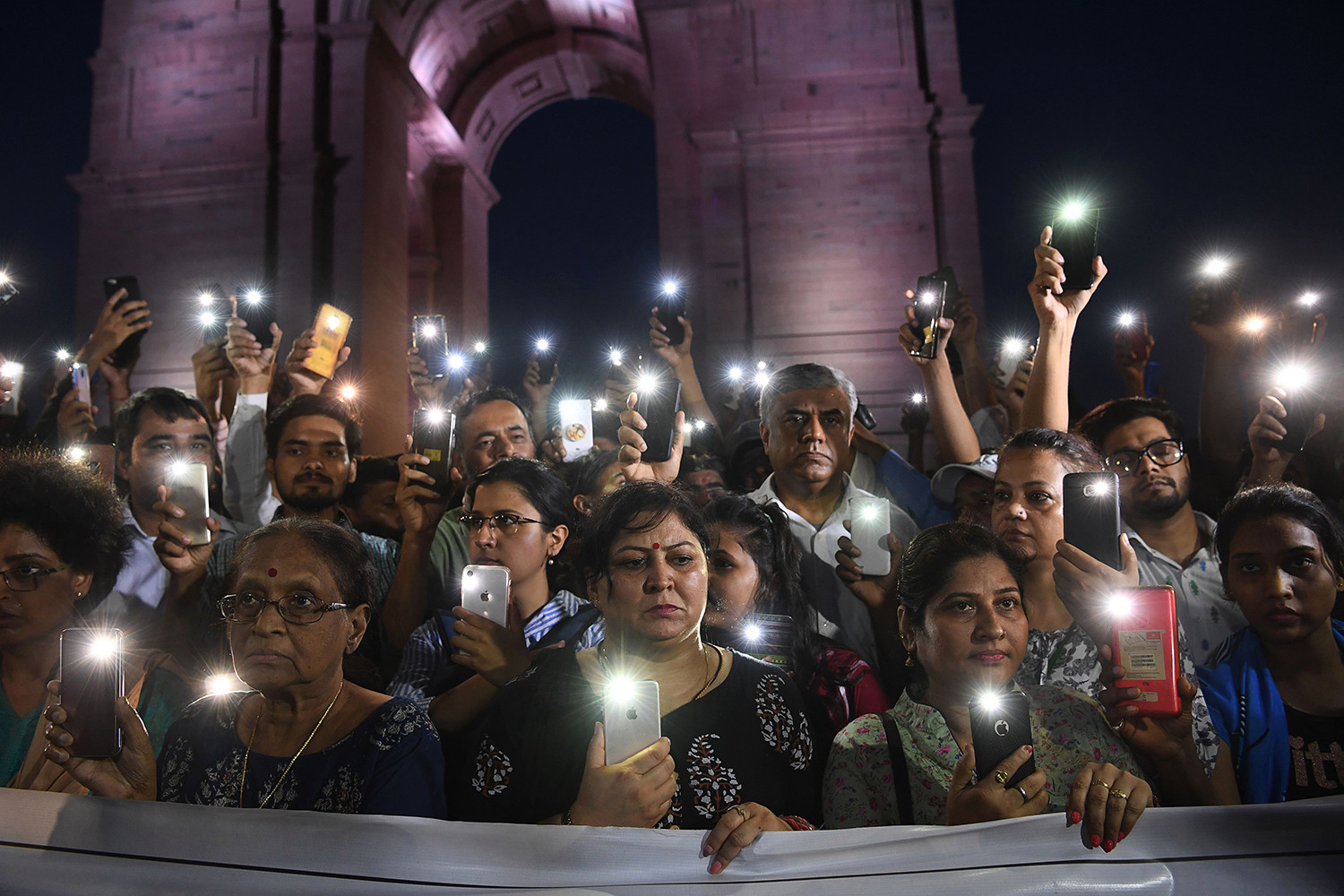 Các nhà hoạt động xã hội Ấn Độ tham gia một cuộc biểu tình trước tượng đài Cổng Ấn Độ để đoàn kết với nạn nhân hiếp dâm Unnao ở New Delhi vào ngày 29/7. Một thiếu niên Ấn Độ đã buộc tội một chính trị gia cao cấp về tội hiếp dâm đang chiến đấu cho cuộc sống của cô sau khi bị thương nặng Tai nạn khiến hai người thân thiệt mạng, dấy lên nghi ngờ chơi xấu.