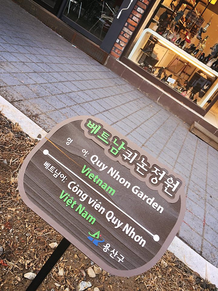   Phố Quy Nhơn dài hơn 300 mét với một công viên nhỏ cũng mang tên Quy Nhơn nằm trên con đường này. Đặc biệt hai bên phố là các hàng bán đồ ăn Việt tạo nên một không gian thân thương, gần gũi với du khách ngay giữa thủ đô Seoul sầm uất.   