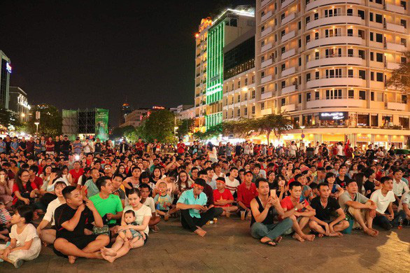 Người dân TP.HCM thích tập hợp xem tuyển Việt Nam thi đấu trên màn hình lớn ở phố đi bộ Nguyễn Huệ.