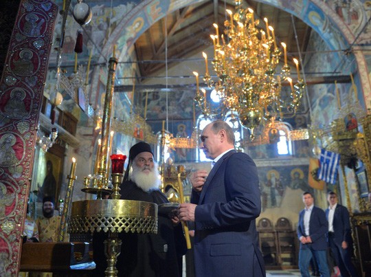   Tổng thống Nga Vladimir Putin đến thăm một tu viện Chính thống giáo ở Núi Athos năm 2016. Ảnh: Sputnik.   