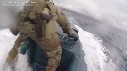 Hải quân Mỹ truy bắt tàu ngầm chở hàng tấn ma tuý như phim hành động