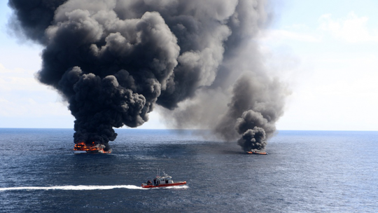   Thuyền chở ma túy bị đánh chìm ở Thái Bình Dương ngày 17/5. Ảnh: USCG.  