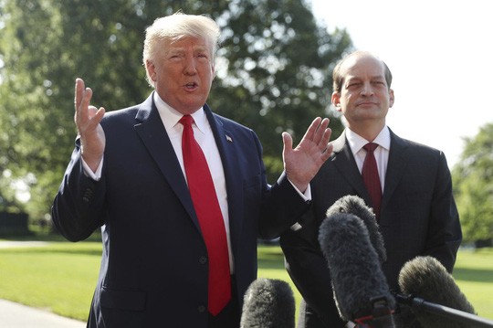  Ông Acosta (phải) đứng cạnh Tổng thống Trump bên ngoài Nhà Trắng hôm 12/7. Ảnh: AP.