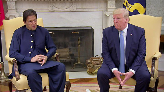   Trong cuộc gặp với Thủ tướng Pakistan Imran Khan tại Nhà Trắng, ông Trump tuyên bố có thể xoá sổ Afghanistan trong 10 ngày. Ảnh: BBC.  
