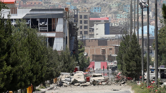   Xe cộ bị phá huỷ trong một vụ nổ ở Kabul - Afghanistan. Ảnh: Reuters.   