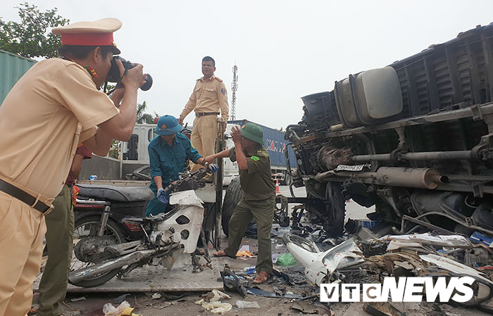 Hiện trường vụ tai nạn xe tải tông, đè chết 5 người trên quốc lộ 5, qua xã Cộng hòa, huyện Kim Thành (Hải Dương) 