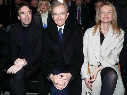   Bốn trong 5 người con của tỷ phú Pháp làm việc tại các thương hiệu của LVMH. Trong ảnh, hai người con Antoine Arnault (trái) và Delphine Arnault (phải) cùng cha tại một show diễn thời trang ở Paris vào tháng 1. Ảnh: Getty Images.   