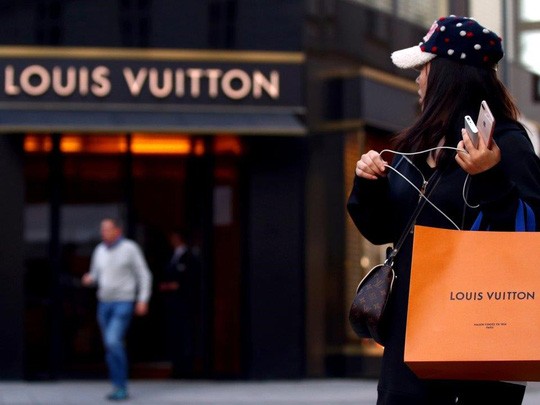 LVMH là tập hợp của 70 công ty chuyên cung cấp những mặt hàng xa xỉ đắt tiền như túi da Louis Vuitton, đồng hồ TAG Heuer, rượu champagne Dom Perignon... Năm 2018, LVMH đạt doanh thu 53 tỷ USD . Ảnh: Reuters. 
