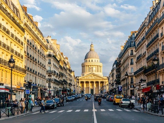  Hiện tại, vợ chồng CEO LVMH sống tại khu Left Bank thành phố Paris, phía Nam sông Seine. Ảnh: Getty Images.