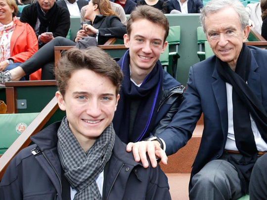  Cậu con trai út Jean Arnault (hàng dưới) là người duy nhất trong số năm người con của tỷ phú Pháp không tham gia vào đế chế LVMH. Ảnh: Getty Images.