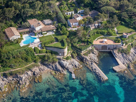 Bernard Arnault sở hữu khu nghỉ dưỡng rộng lớn, hào nhoáng tại vùng Saint-Tropez nước Pháp, cùng những bất động sản có tổng trị giá 96,4 triệu USD tại thành phố Los Angeles, Mỹ. Ảnh: Getty Images.
