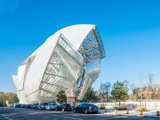 Bernard Arnault chỉ đạo thành lập Foundation Louis Vuitton, một bảo tàng nghệ và không gian trình diễn thuật đương đại do kiến trúc sư nổi tiếng Frank Gehry thiết kế, khai trương vào năm 2014. Ảnh: Getty.