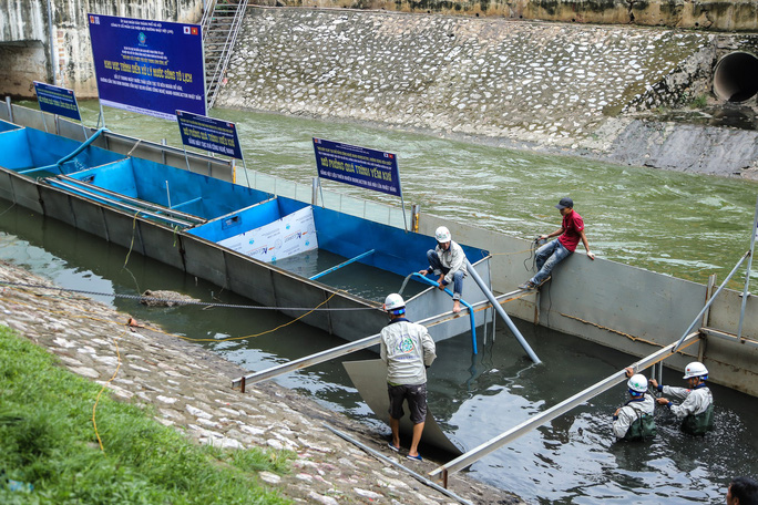  Những chiếc bể được lắp đặt theo từng công đoạn từ nước sông ô nhiễm đưa vào đến khi nước sau xử lý có thể dùng sinh hoạt được.