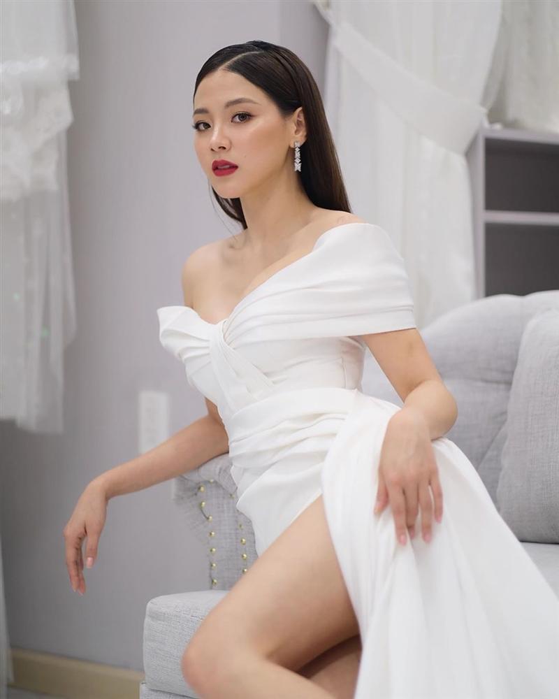 Trước đó,  mỹ nhân Baifern Pimchanok cũng đã diện chiếc đầm giống như Nhã Phương, người đẹp đã phô diễn đôi chân đẹp 