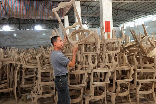  Ghế gỗ của Trung Quốc là một trong số 44 mặt hàng được đưa ra khỏi danh sách áp thuế mới 10%.