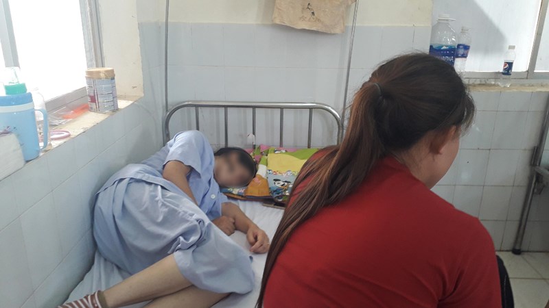   Chị Vy Thị Yến được người thân chăm sóc tại BV đa khoa tỉnh Bình Phước.