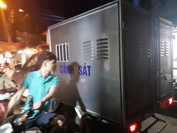 Xe cảnh sát đến trước nhà bà Nguyễn Bích Quy tối 27/8 - Ảnh: TT. 