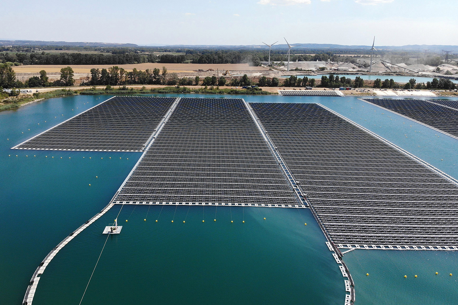   Các tấm pin mặt trời quang điện quét cảnh quan tại một trang trại năng lượng mặt trời nổi ở miền nam nước Pháp vào ngày 30/7.  