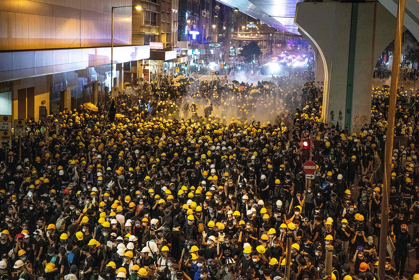   Cảnh sát bắn hơi cay vào người biểu tình để giải tán họ sau cuộc tuần hành chống lại dự luật dẫn độ gây tranh cãi ở Hồng Kông vào ngày 21 tháng 7.  