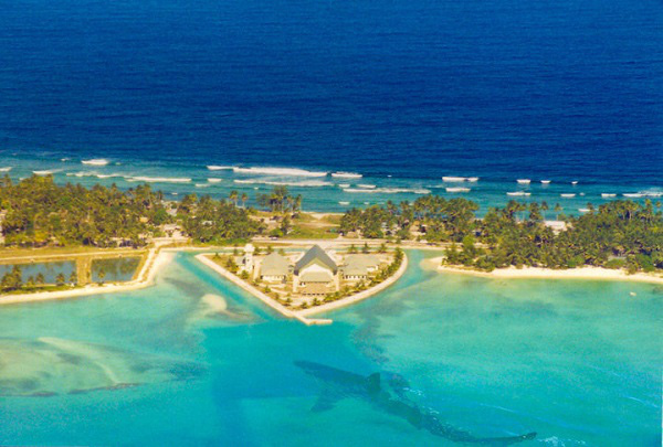  Quốc gia đón năm mới sớm nhất - Kirimati hay còn gọi là Đảo Giáng Sinh - là một rạn san hô vòng ở phía Bắc Quần đảo Line tại Thái Bình Dương và thuộc chủ quyền của Cộng Hòa Kiribati. Đây là rạn san hô vòng có diện tích đất nổi lớn nhất thế giới. Kirimati được biết đến với ngành đánh cá mòi đường lớn nhất thế giới và cũng là điểm đến lí tưởng cho giới yêu thích bộ môn lướt sóng. Kirimati nằm trên múi giờ sớm nhất của thế giới, và vì thế nên hòn đảo này là một trong những nơi đón năm mới đầu tiên trên trái đất. Tuy vậy, chính quyền sở tại đang đau đầu với việc Kirimati sẽ chìm dưới mực nước biển trong tương lai do biến đổi khí hậu.  