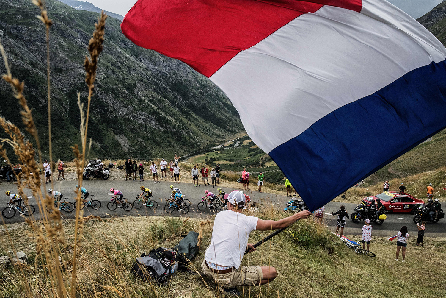   Một người hâm mộ vẫy cờ quốc gia Pháp khi gói cưỡi lên dốc trong chặng 19 của cuộc đua xe đạp Tour de France giữa Saint-Jean-de-Maurienne và Tignes vào ngày 26/7.  