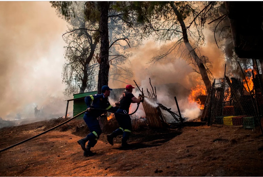 Tình trạng khẩn cấp đã được ban bố, hàng trăm dân làng đã được sơ tán khỏi đảo Evia. Thủ tướng Hy Lạp đã hủy kỳ nghỉ của mình để tới hòn đảo này khi hàng loạt lính cứu hỏa chiến đấu với một trận cháy rừng lớn. Ảnh: Getty Images.