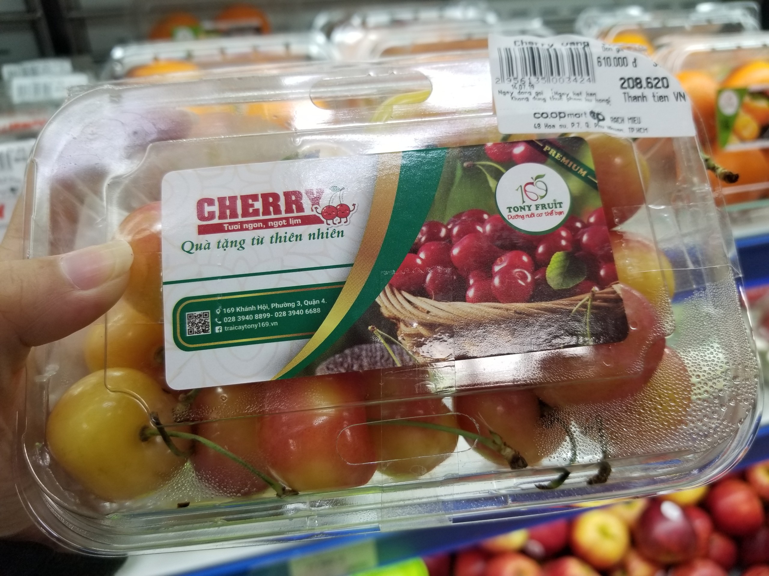 Ngoài loại cherry đỏ quen thuộc, còn có loại cherry màu vàng đỏ được bán với giá 610 ngàn đồng/kg. Ảnh: PV