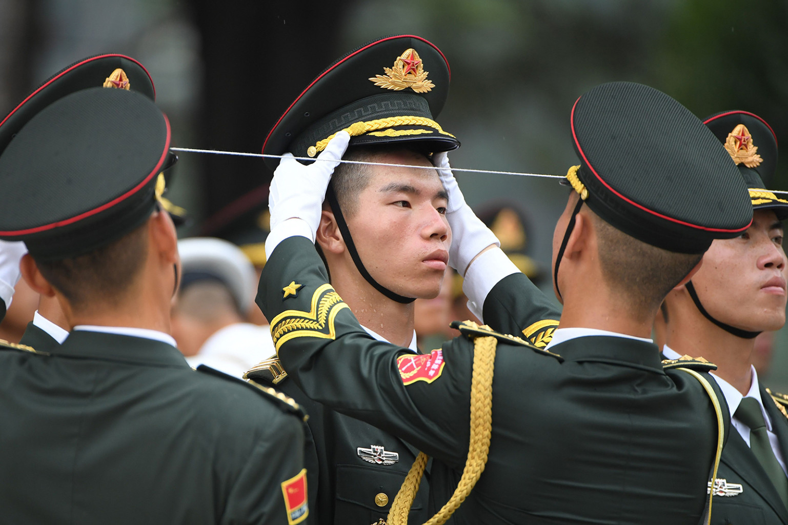 Các thành viên của một người bảo vệ danh dự quân sự chuẩn bị trước một buổi lễ chào mừng Hoàng tử Abu Dhabi Mohammed bin Zayed bên ngoài Đại lễ đường Nhân dân ở Bắc Kinh vào ngày 22 tháng 7.