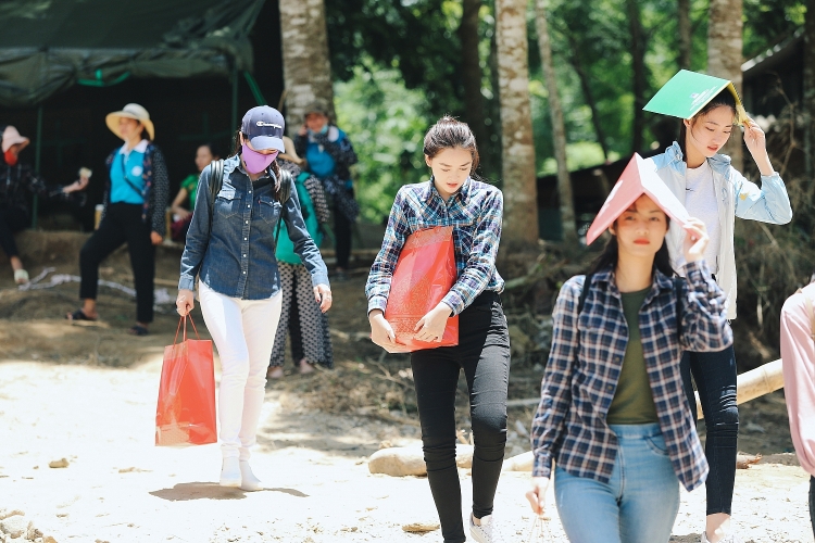 Tân hoa hậu và Á hậu đã phải vượt 200km từ thành phố Thanh Hóa và tiếp tục đi bộ hơn 3.5km những con đường dốc, những con đường bị sạt lở sau trận lũ để đến nơi.