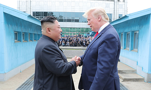 Chủ tịch Kim Jong-un (trái) bắt tay Tổng thống Donald Trump trên lãnh thổ Triều Tiên ngày 30/6. Ảnh: KCNA.