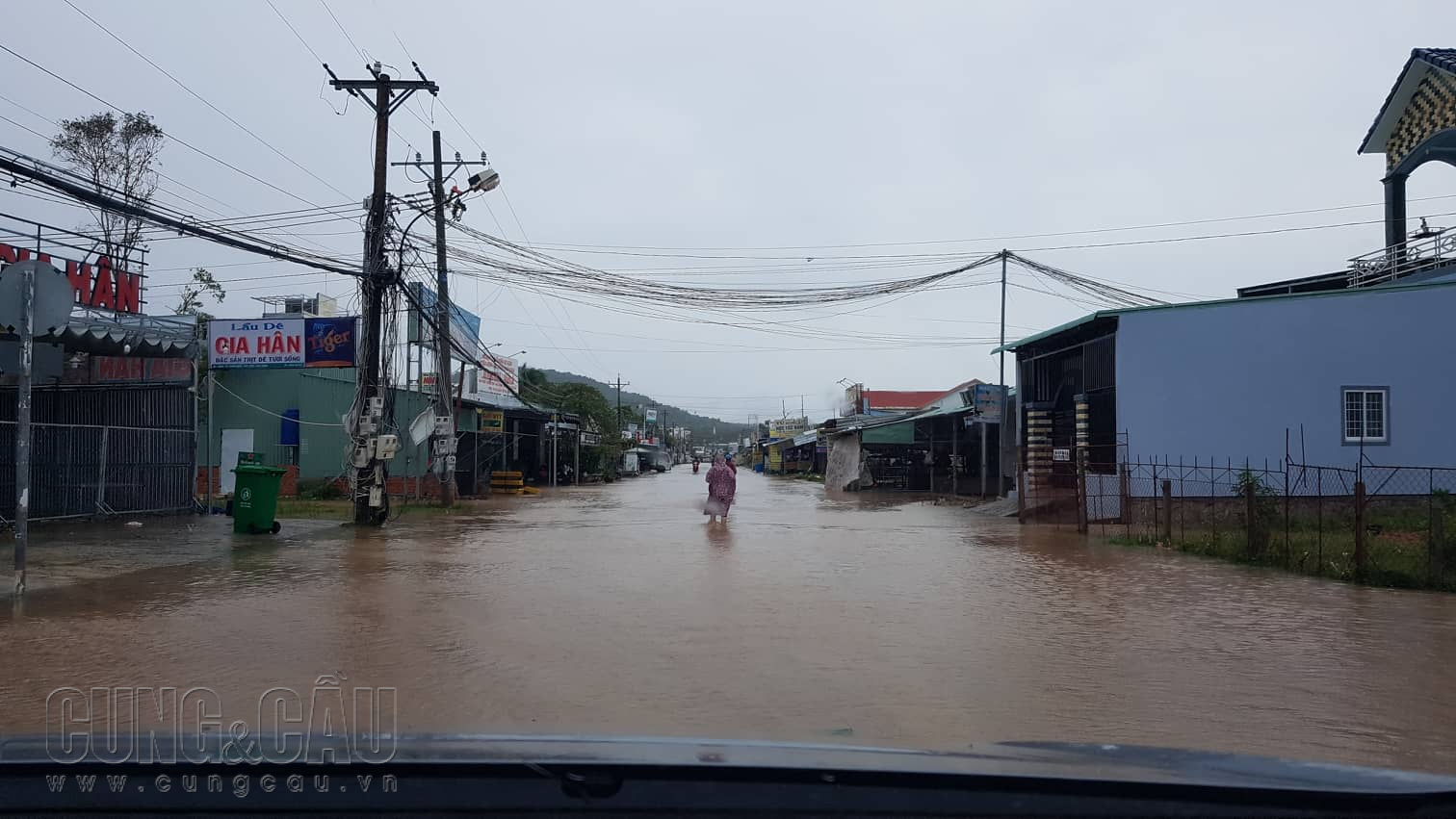 Mưa lớn gây ngập sâu ảnh hưởng đến đời sống sinh hoạt của người dân Phú Quốc.