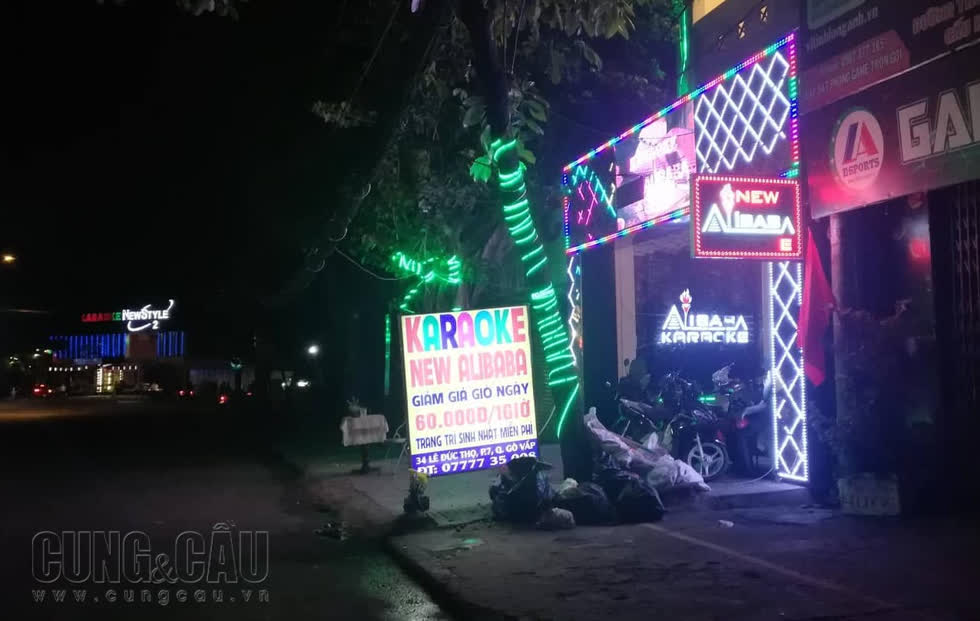 Một giờ sáng, các quán karaoke trên đường Lê Đức Thọ (quận Gò Vấp) vẫn sãng sàng đón khách.